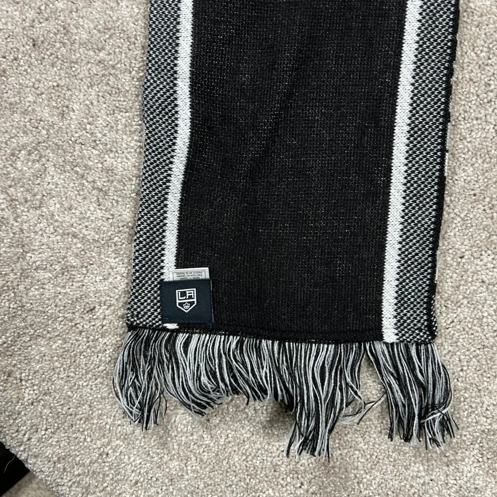 Adidas‎ LA Kings NHL Knit Scarf Black Silver White Striped Logo New